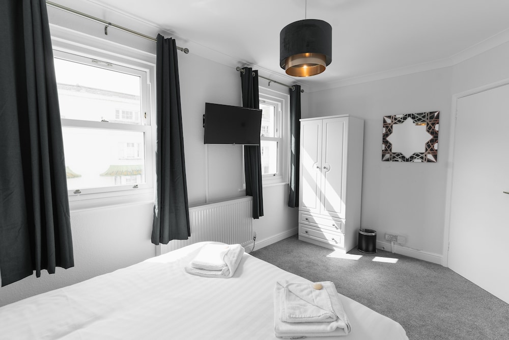 The Pier Hotel 26/80
