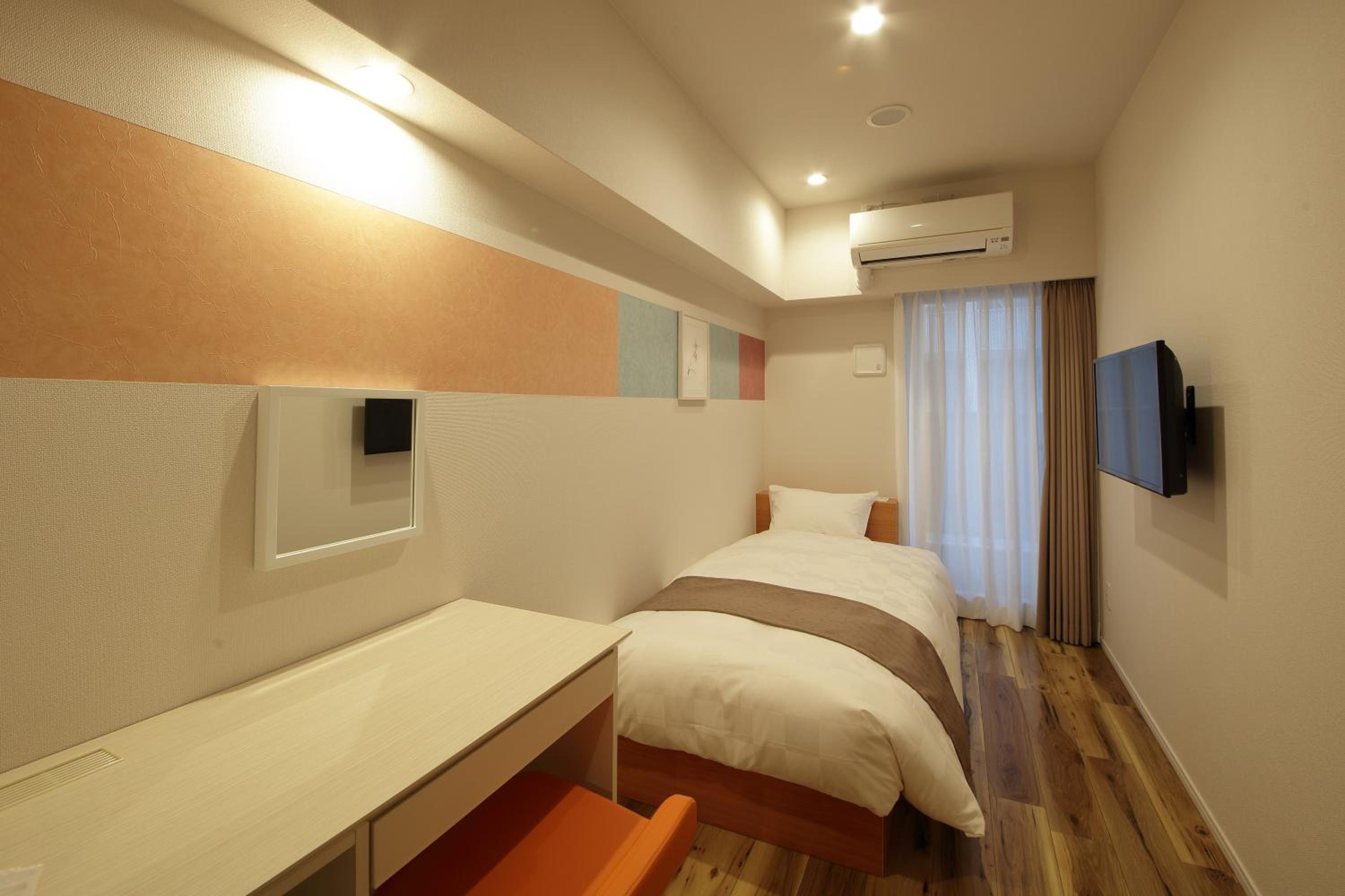 ROOM, SINGLE