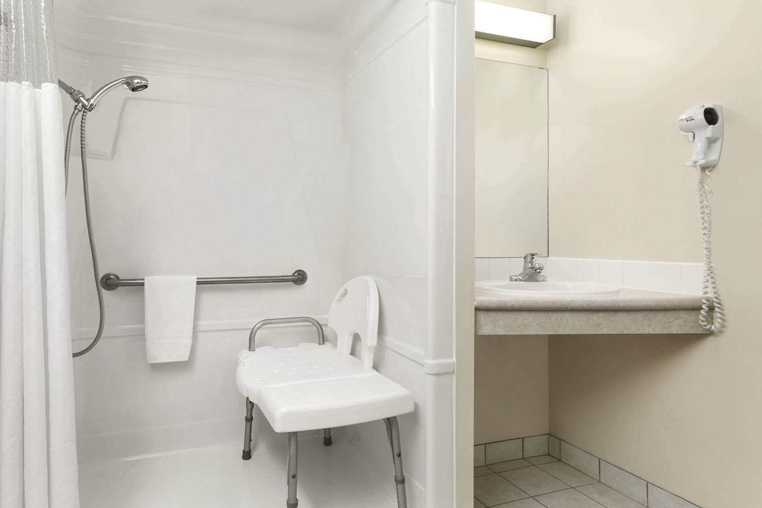 Days Inn by Wyndham Steinbach 43/43