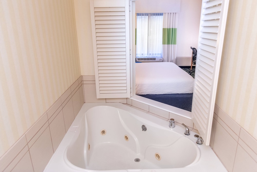 Fairfield Inn Suites Muskegon Norton Shores 48/48