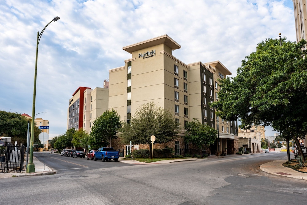 Fairfield Inn Suites San Antonio Downtown Alamo Plaza 44/50