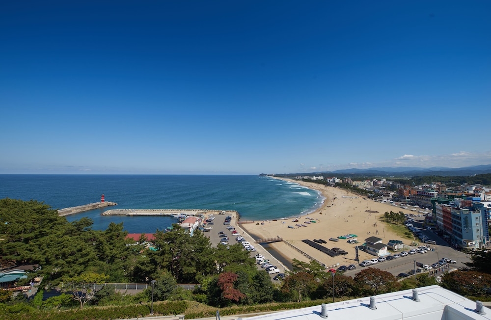 Naksan Beach Hotel 43/48