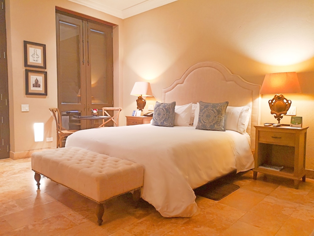 Bastion Luxury Hotel 18/75