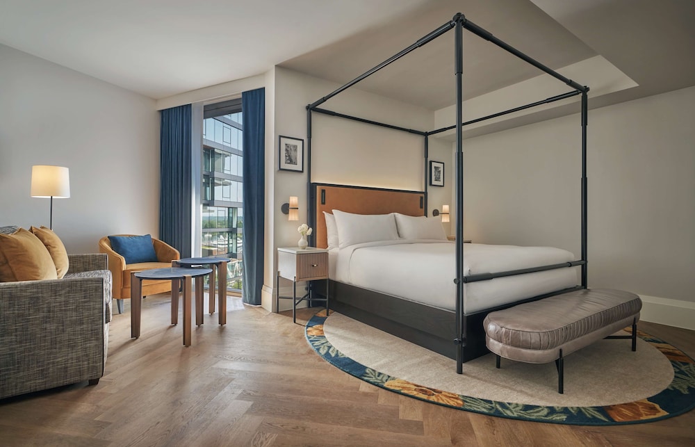 Studio, Suite, King Bed, Partial River View, Sofa