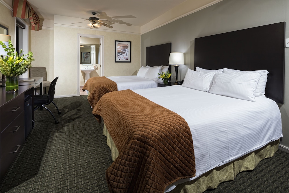 DELUXE, 2 QUEEN BEDS