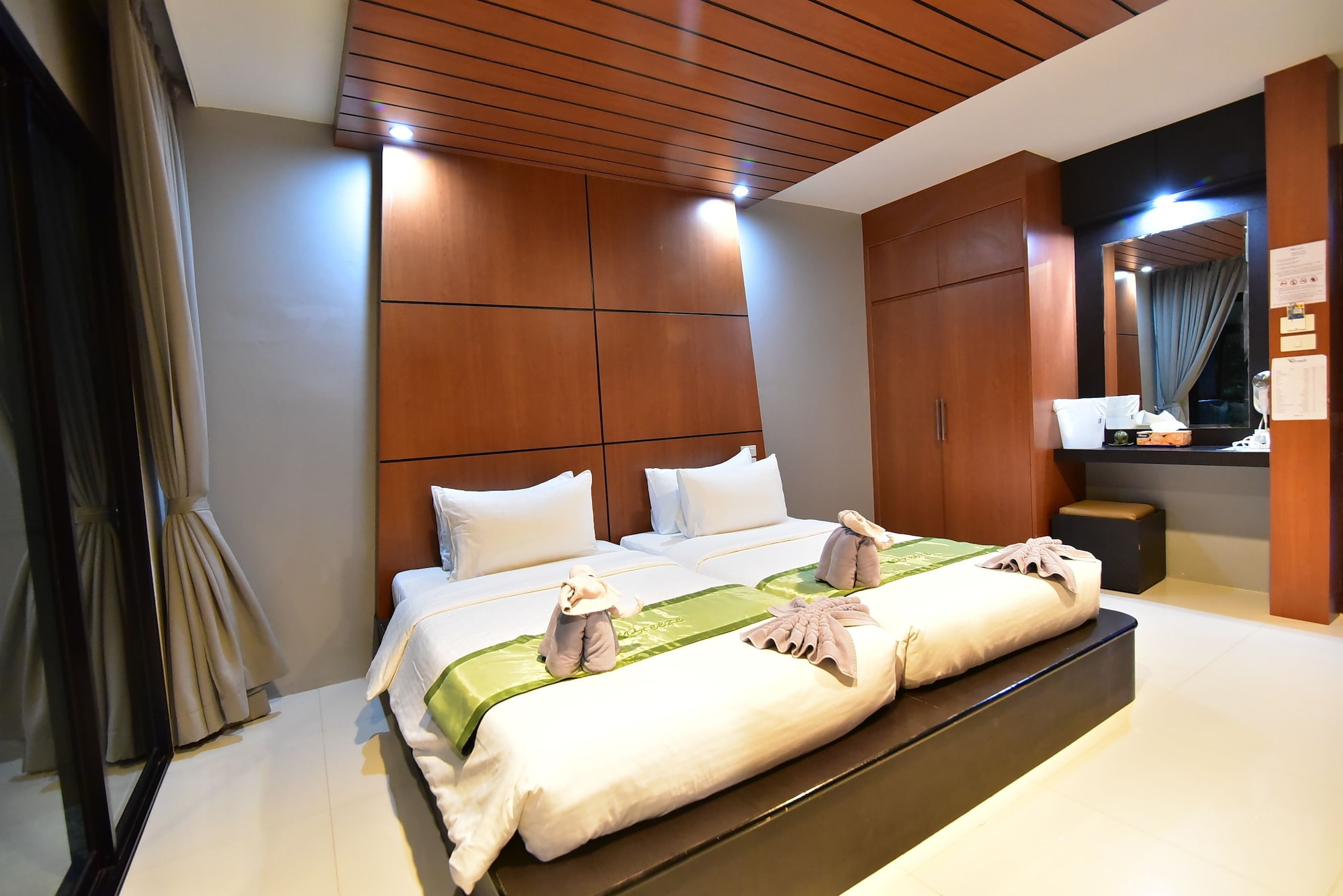 DELUXE, TWIN BEDS, NO VIEW, BALCONY
