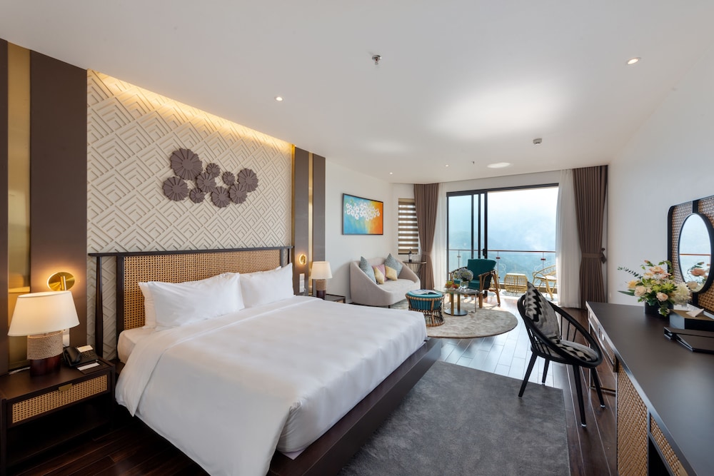 Premier, King Bed, Valley View