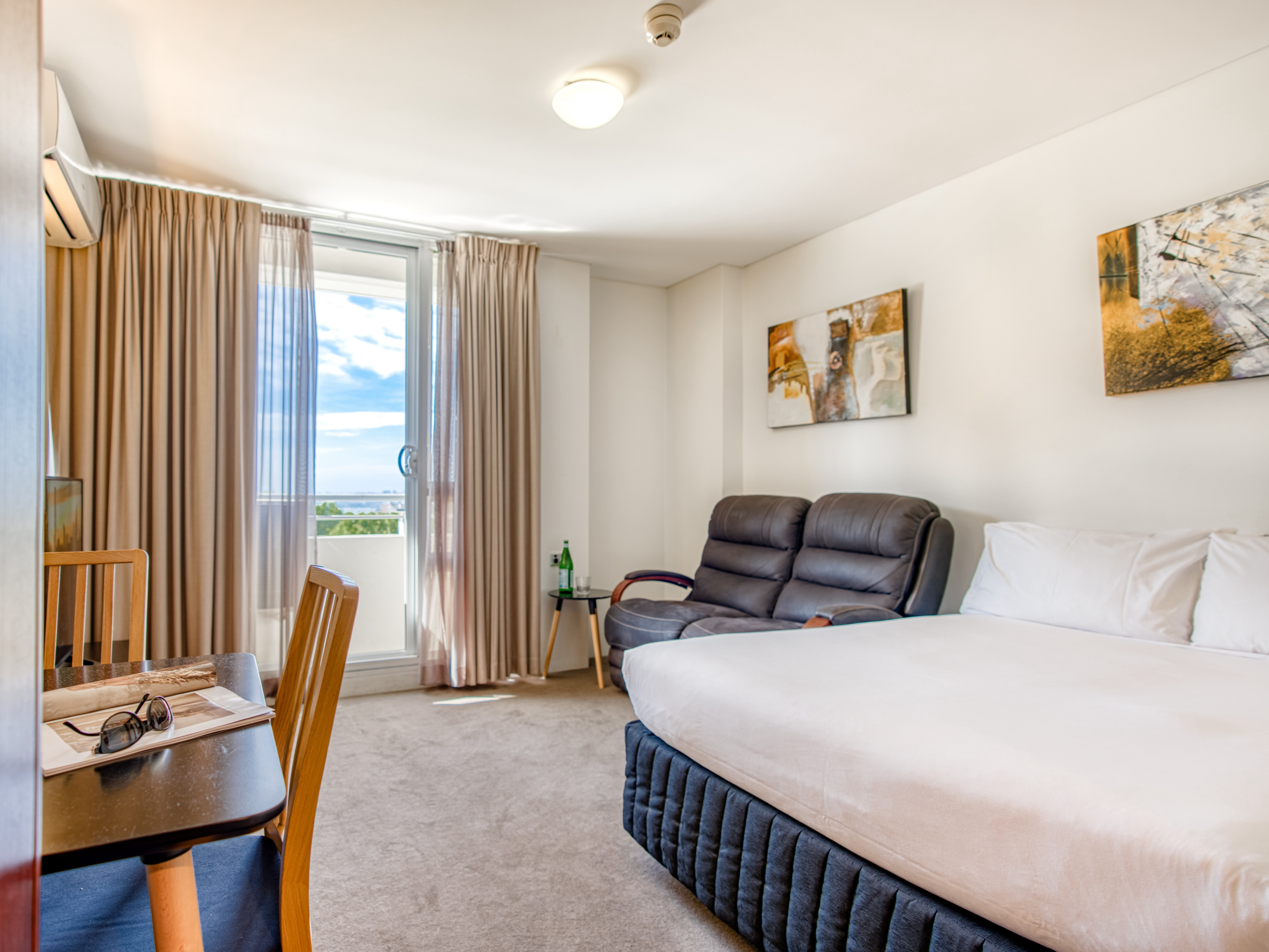 SUPERIOR, STUDIO, APARTMENT
