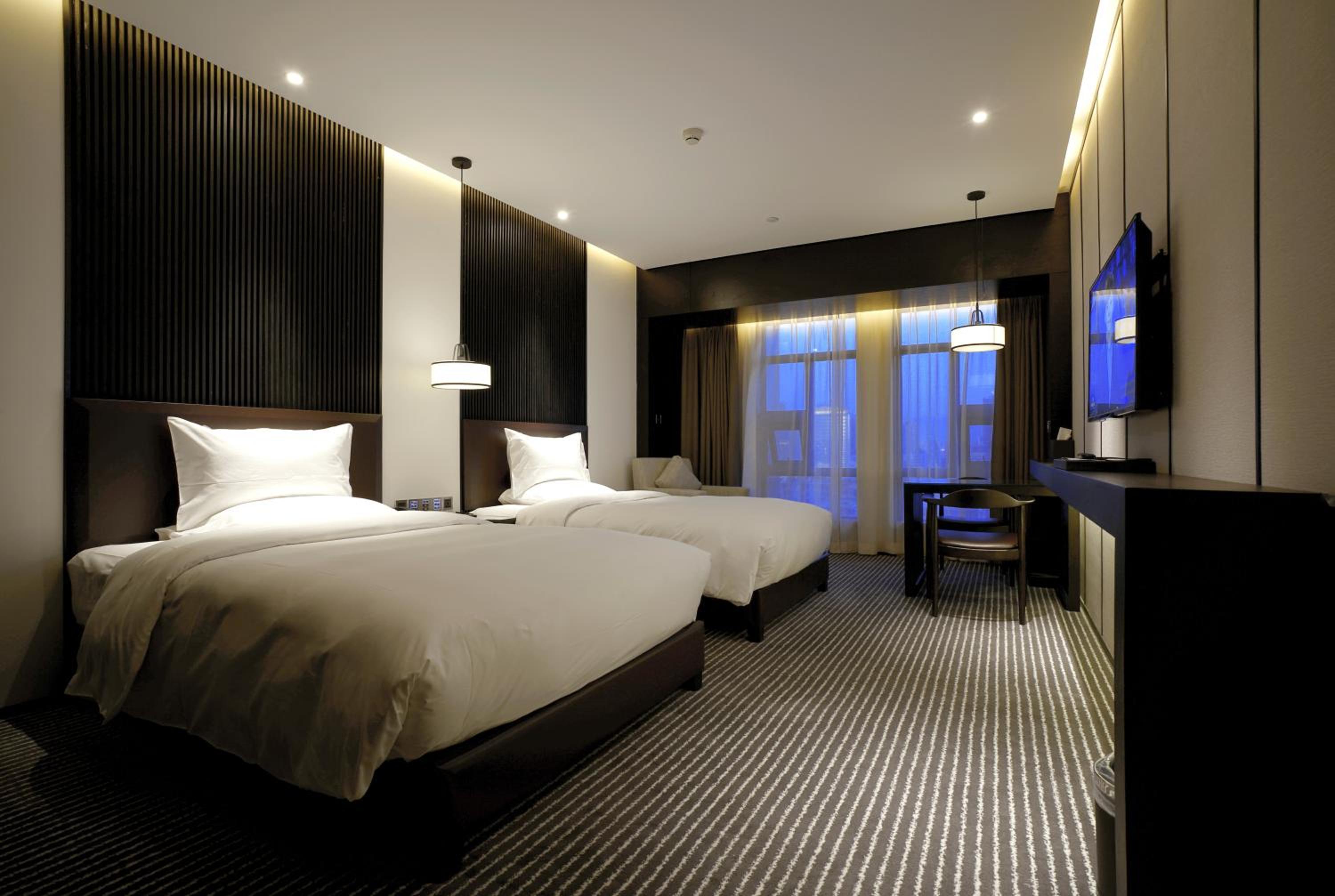 Eastern, Twin Beds