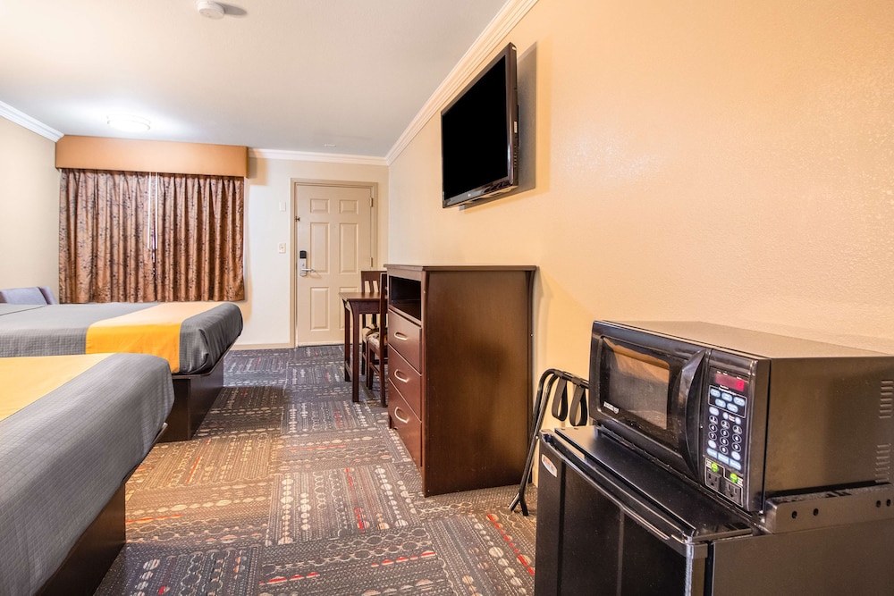 Americas Best Value Inn Houston Heights at I-45 32/40
