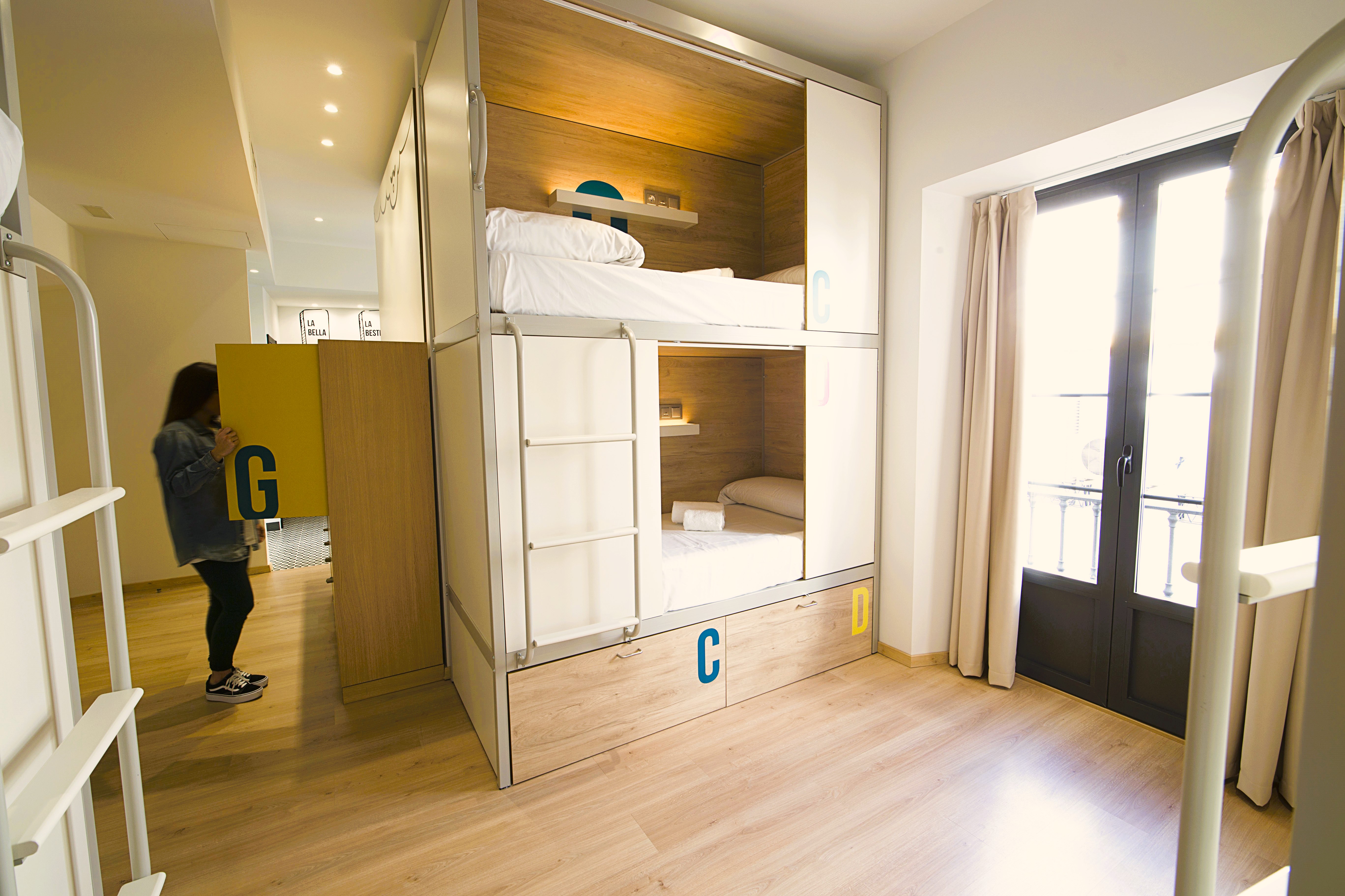 Room, 8 People