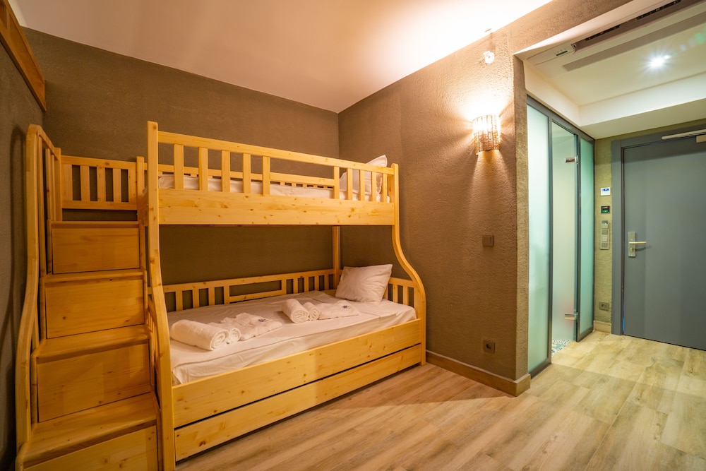 L HOTEL SARIGERME 12/48