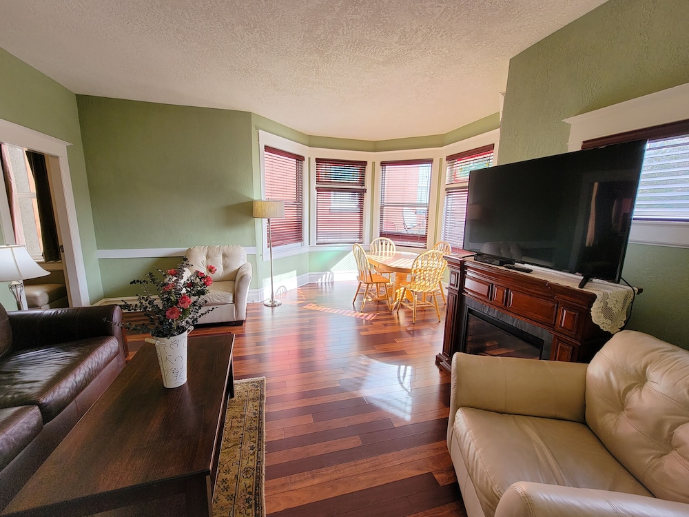 James Bay Inn Hotel Suites Cottage 51/74