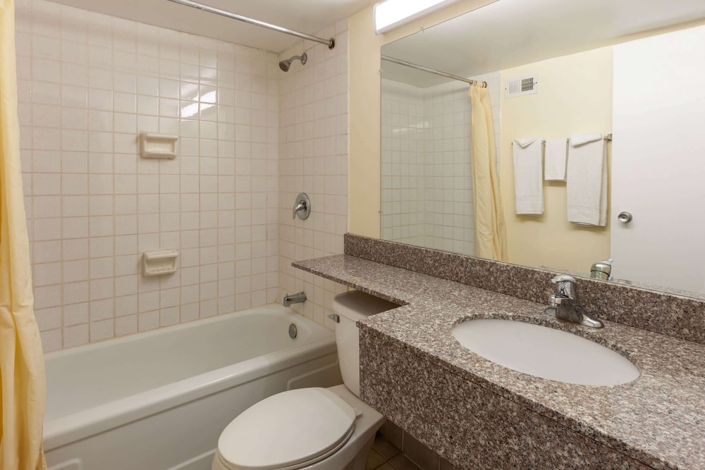 Travelodge by Wyndham Cleveland Airport 21/36