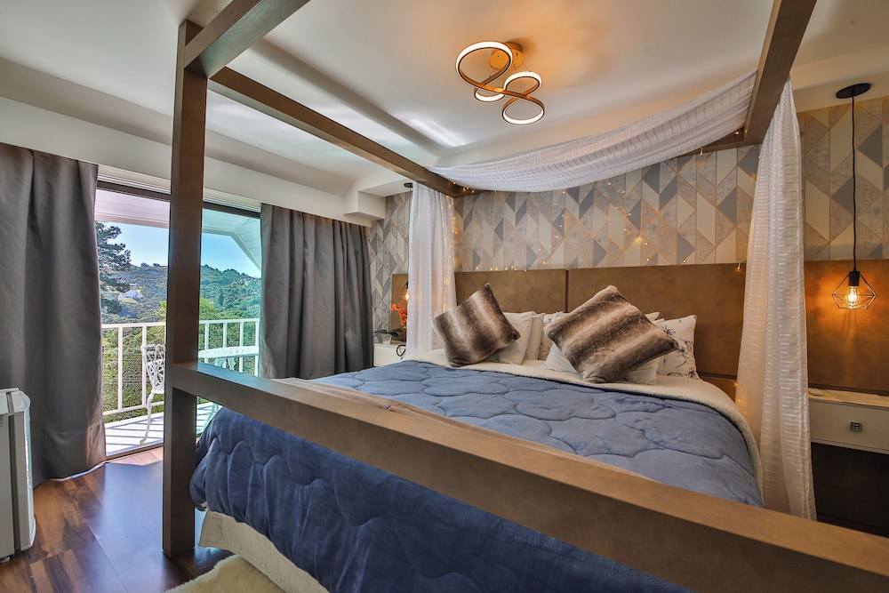 MASTER, SUITE, JETTED TUB