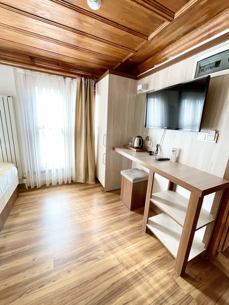 Qonaq Hotel 16/40