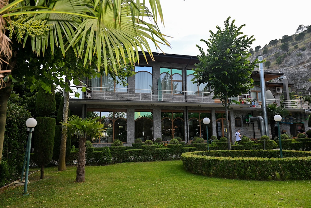 Buna Park Hotel Shkoder 41/50