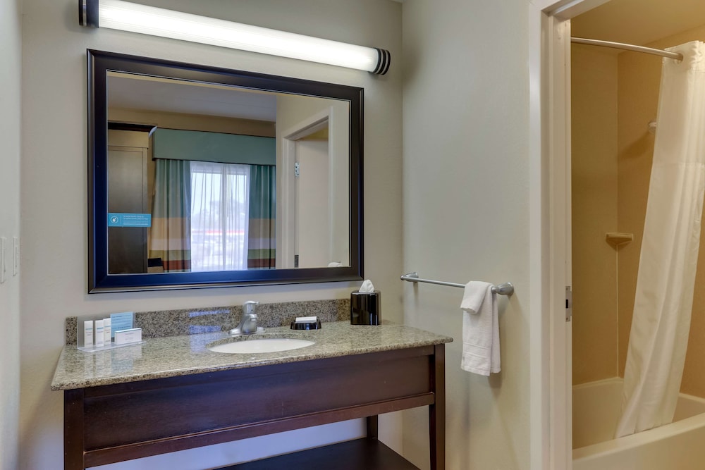 Hampton Inn & Suites Swansboro Near Camp Lejeune, NC 32/64