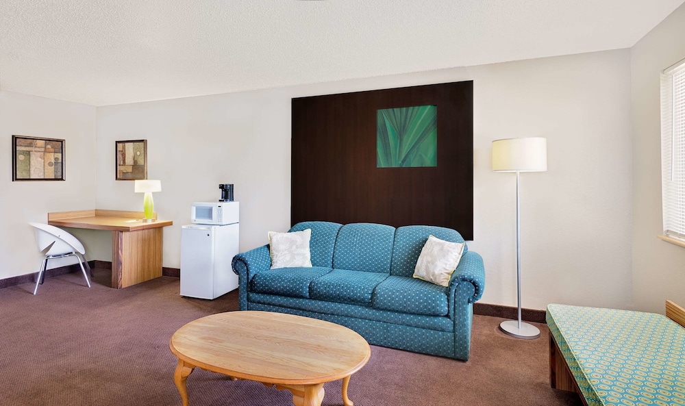 Super 8 by Wyndham Newburgh/West Point Near Stewart Airport 17/25