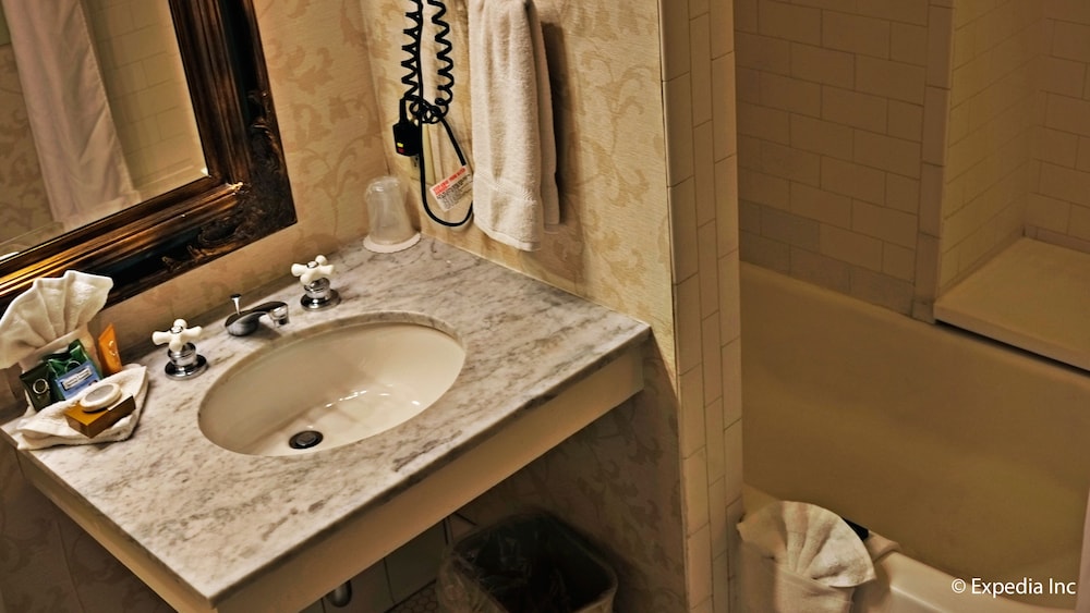 Gaslamp Plaza Suites 66/68