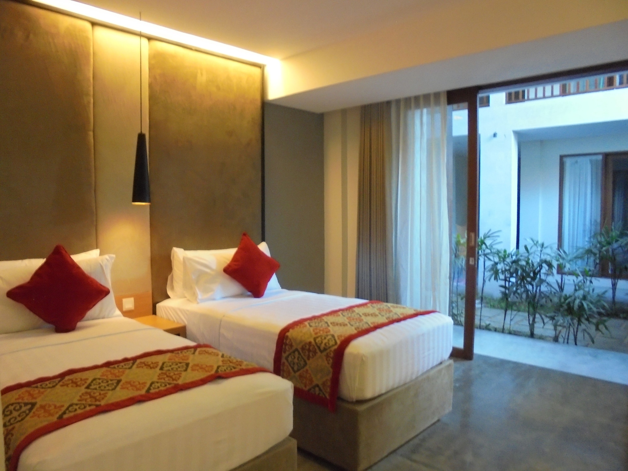 GRAND, TWIN BEDS