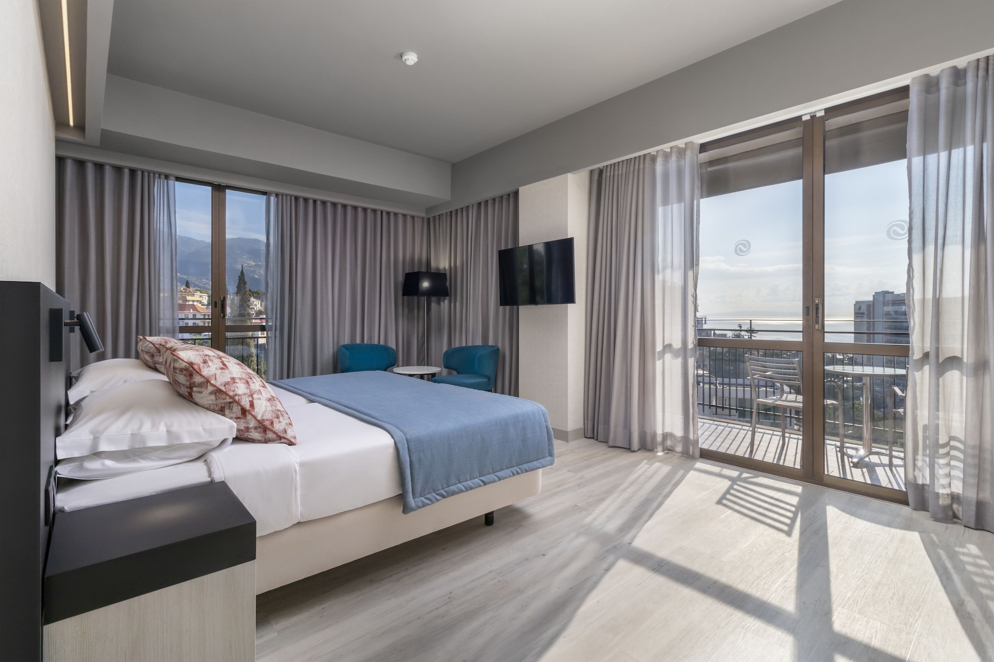 SUPERIOR, TWIN BEDS, BALCONY