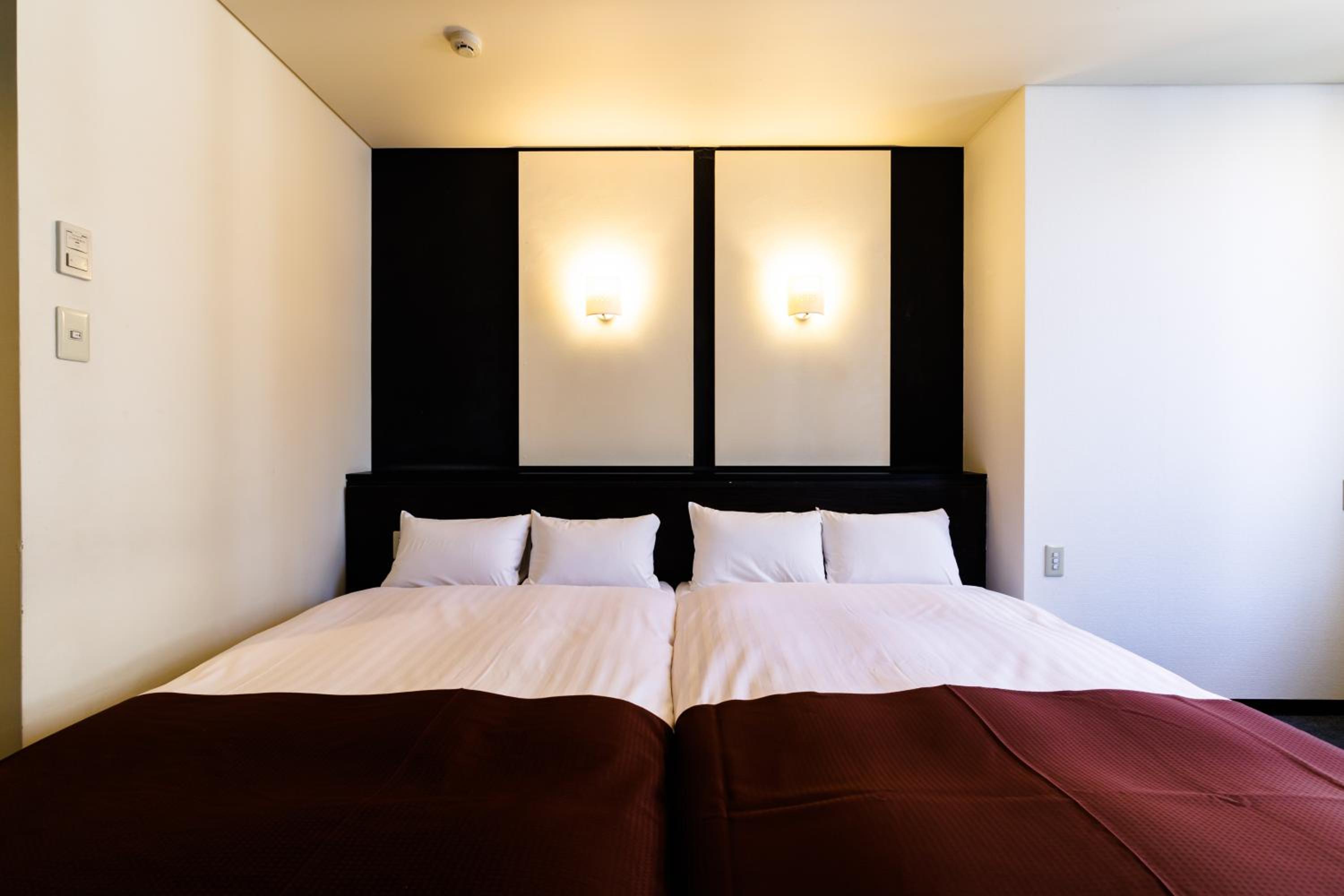 Economy, Twin Beds, Smoking