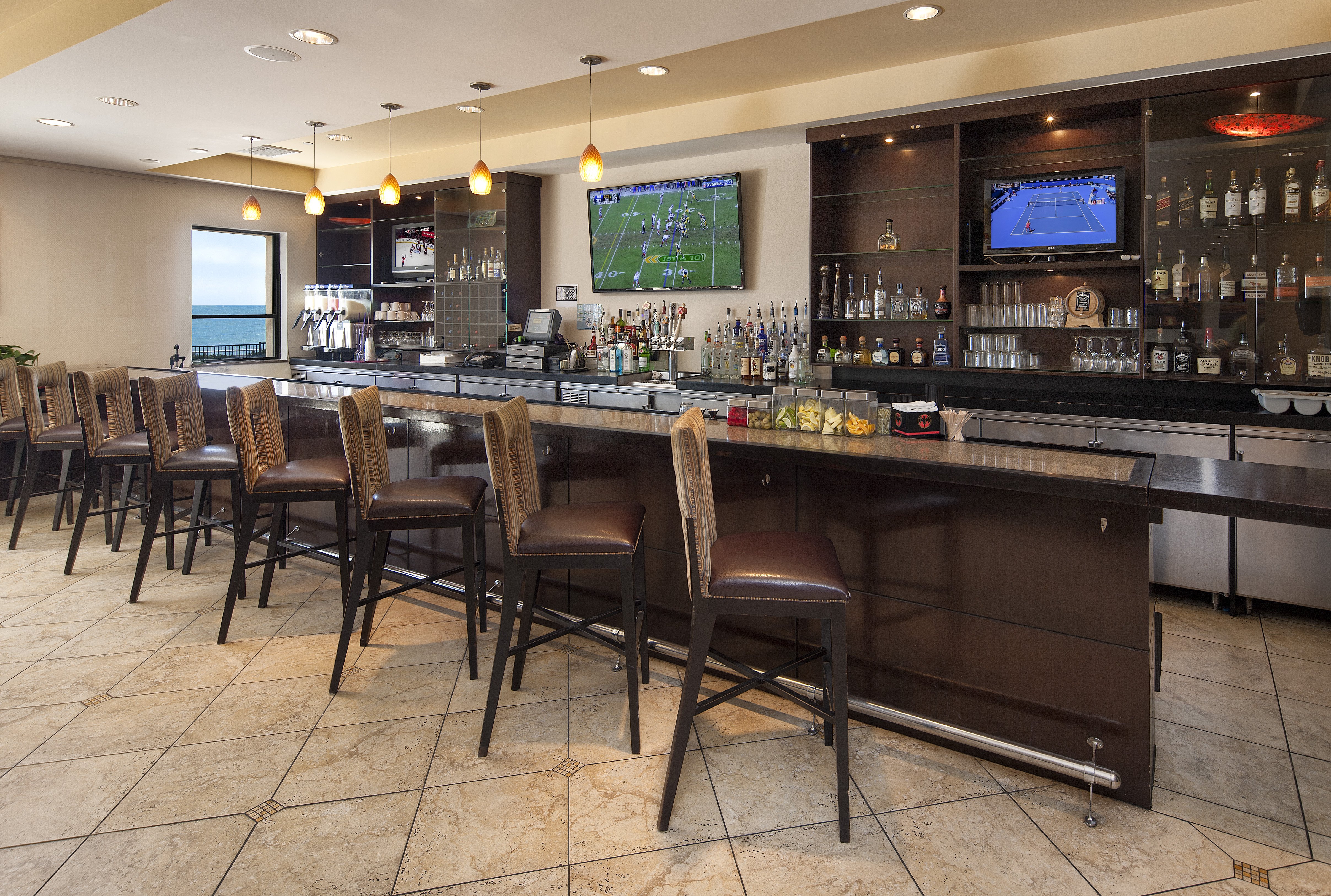 Crowne Plaza Ventura Beach 55/74
