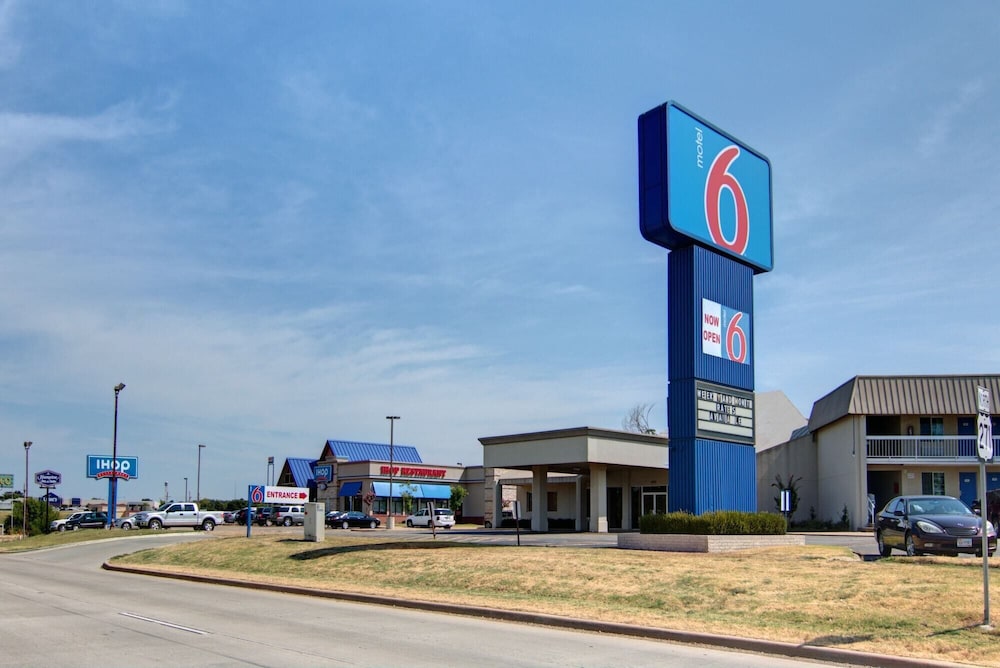 Motel6 Mount Pleasant, TX 40/46