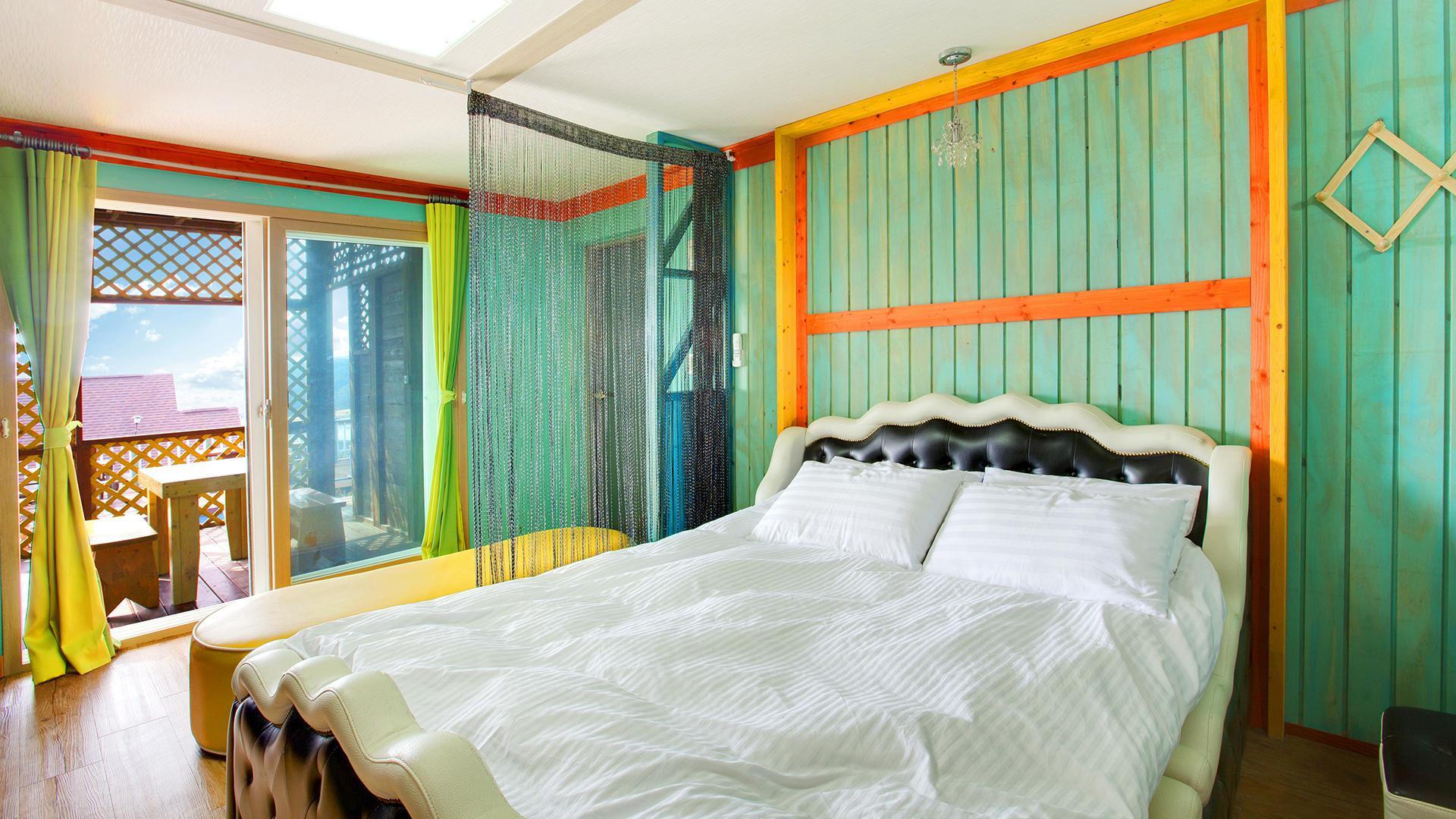 Party102, Double Bed