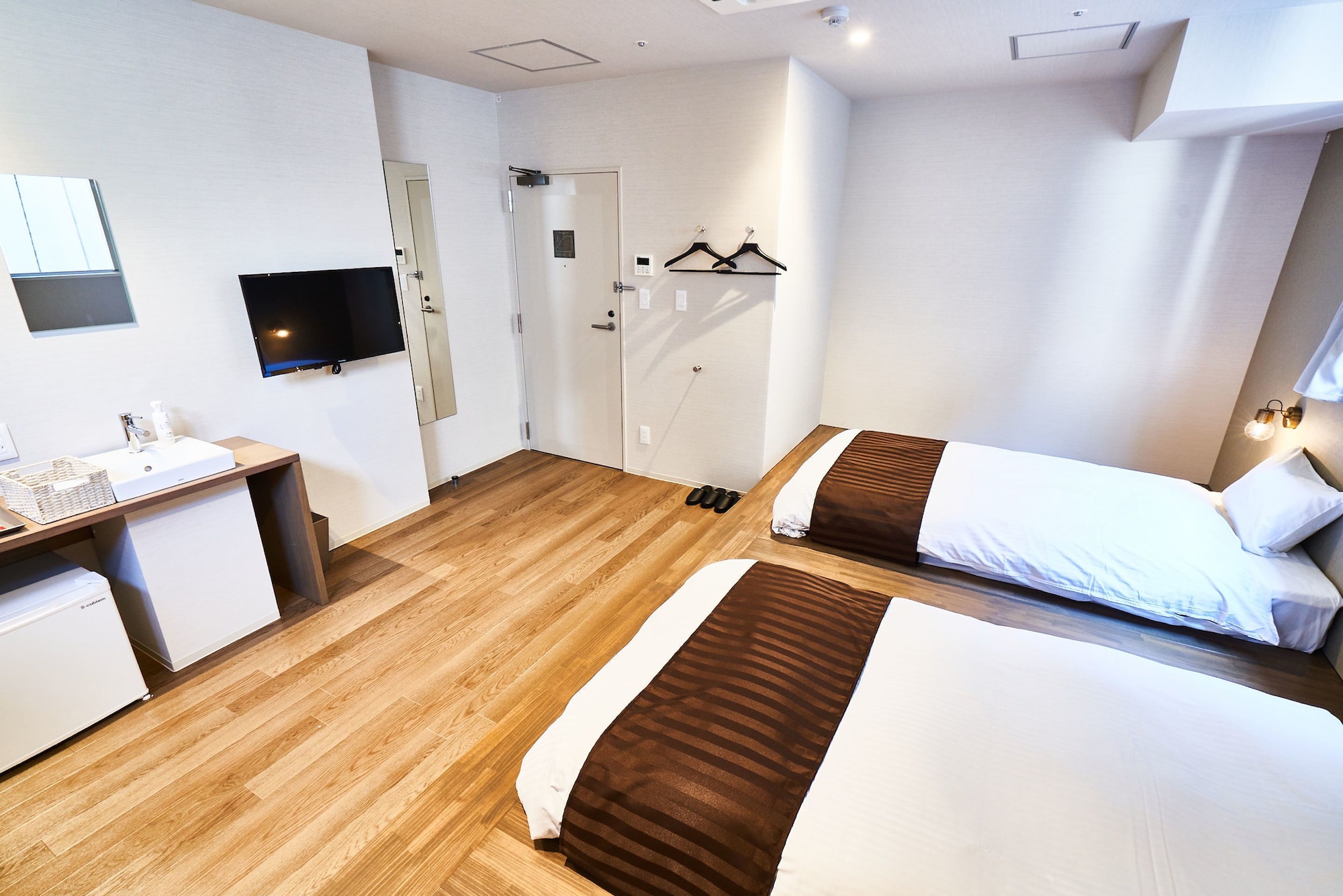 ROOM, TWIN BEDS, SHARED BATHROOM