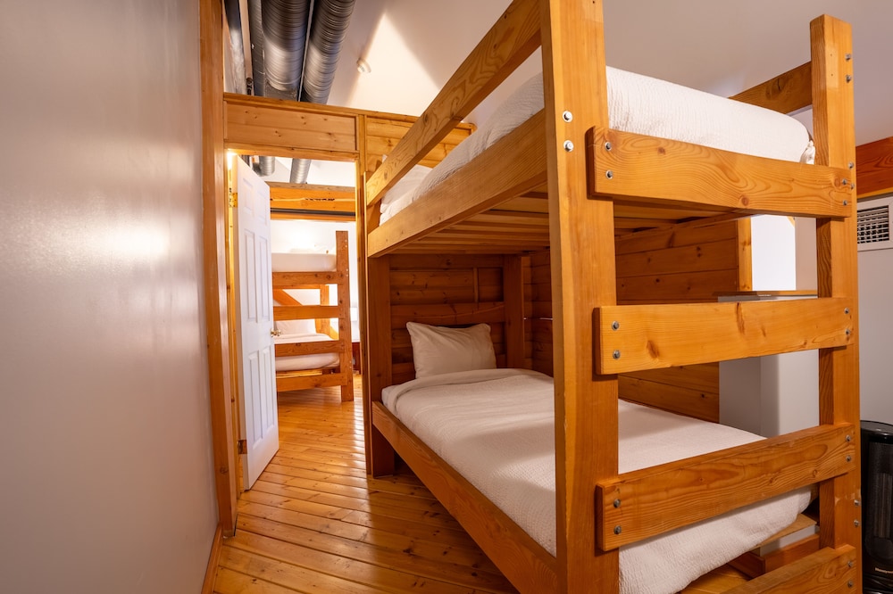 Basecamp Lodge Golden 20/62