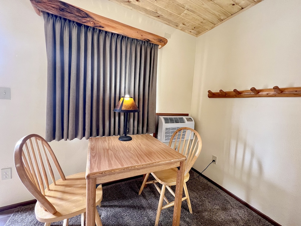 Beartooth Hideaway Inn and Cabins 35/56