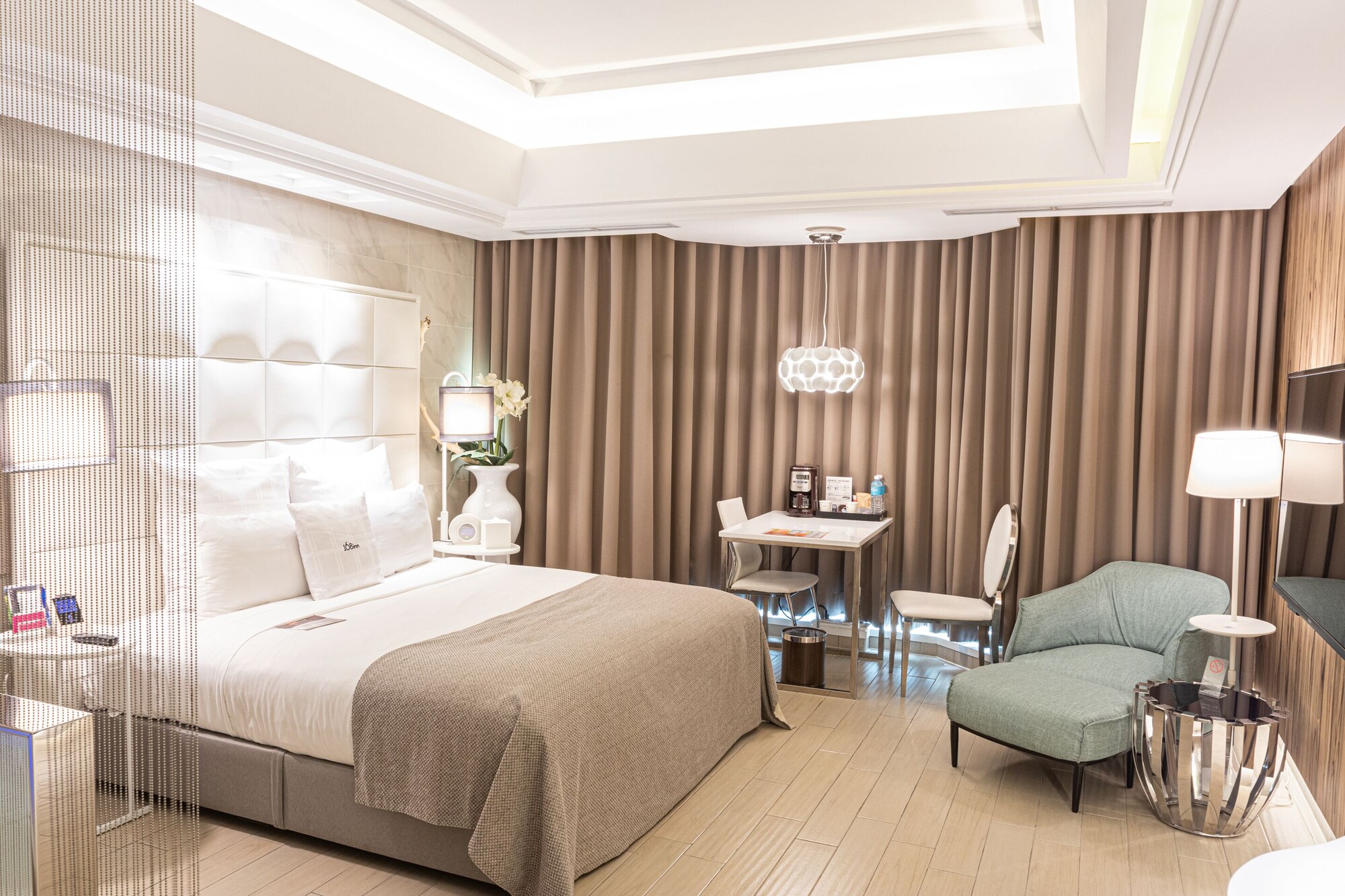 DELUXE, DOUBLE BED