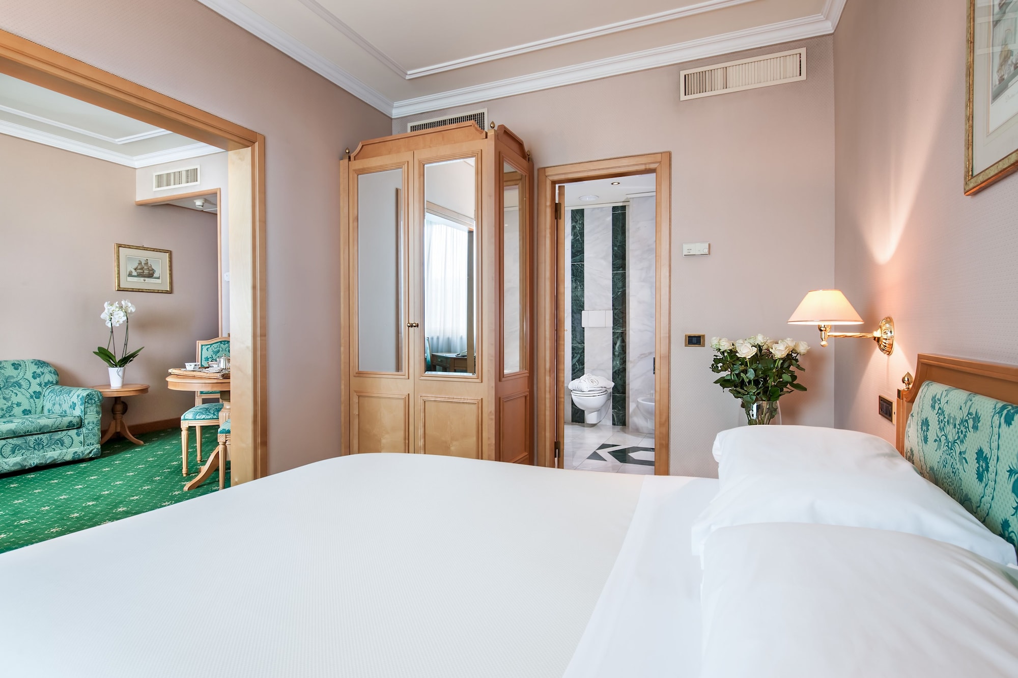 JUNIOR SUITE, QUEEN BED
