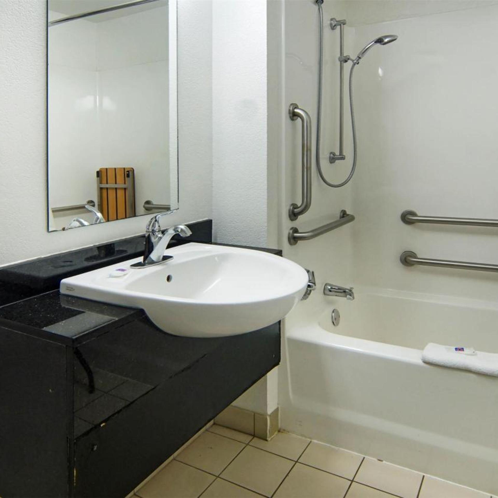 1 Full Bed - ADA/RI Shower/Micfridge, NS، Motel6 Longview, TX 8/10