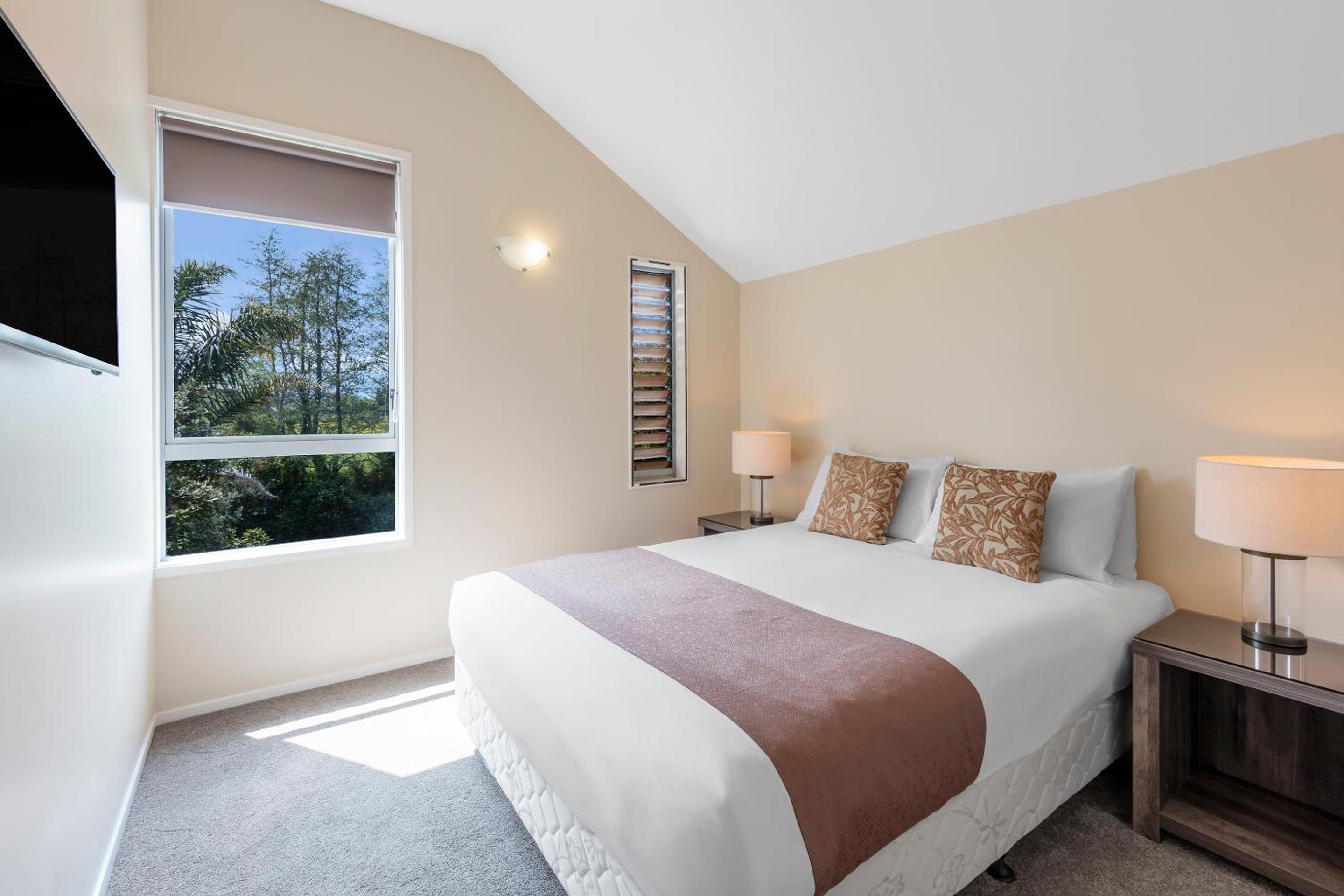 3 Bedrooms, Chalet, Twin Beds, 2 Queen Beds, Lake View