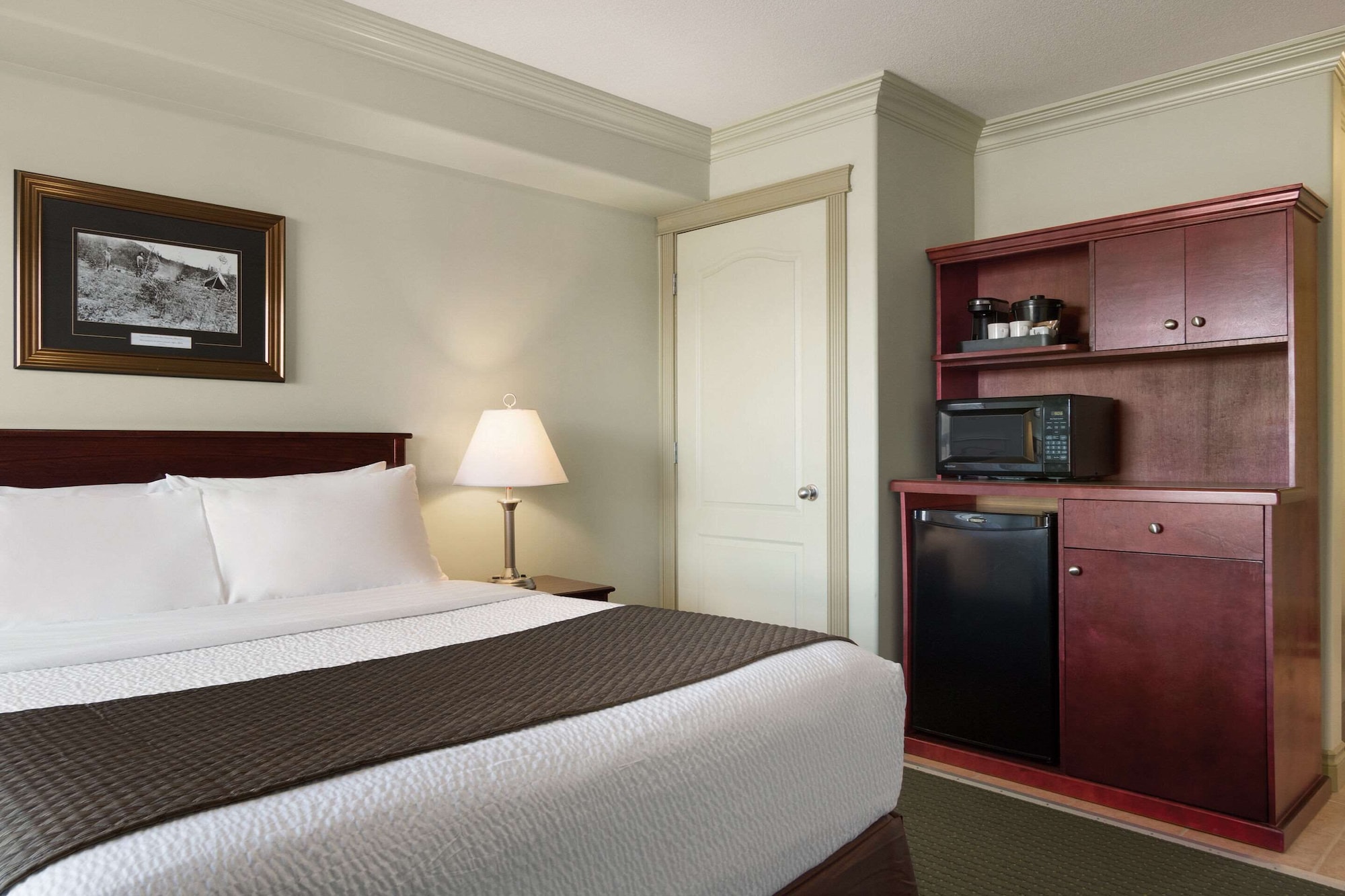 غرفة بسرير كوين لذوي الإعاقة، Quality Inn & Suites Whitecourt 2/8