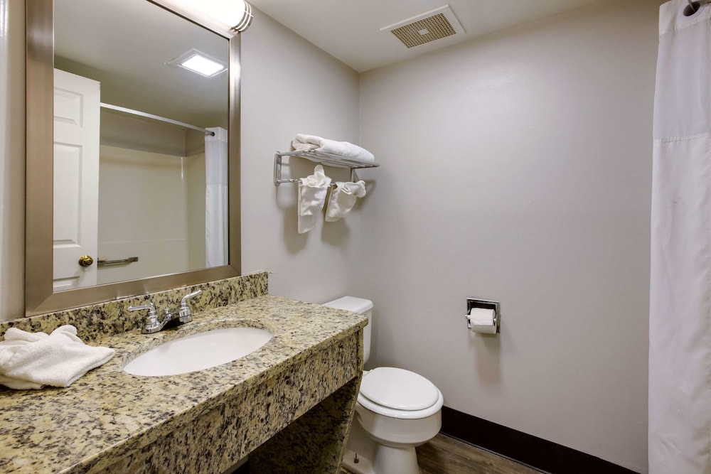 Travelodge by Wyndham Canton/Livonia Area, MI 36/38