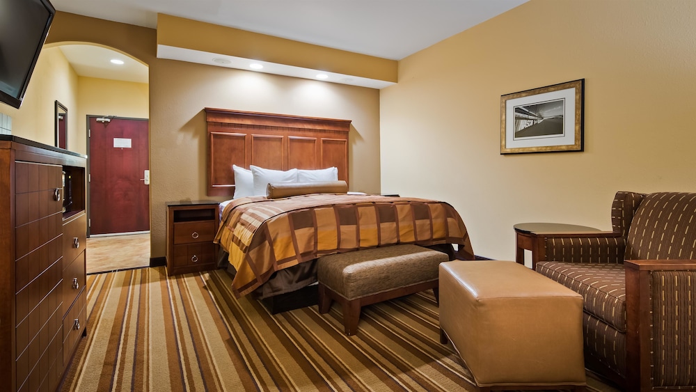 Best Western Plus KC Speedway Inn & Suites 8/31