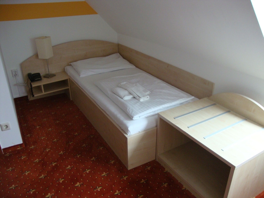 Lenas Donau Hotel 16/47