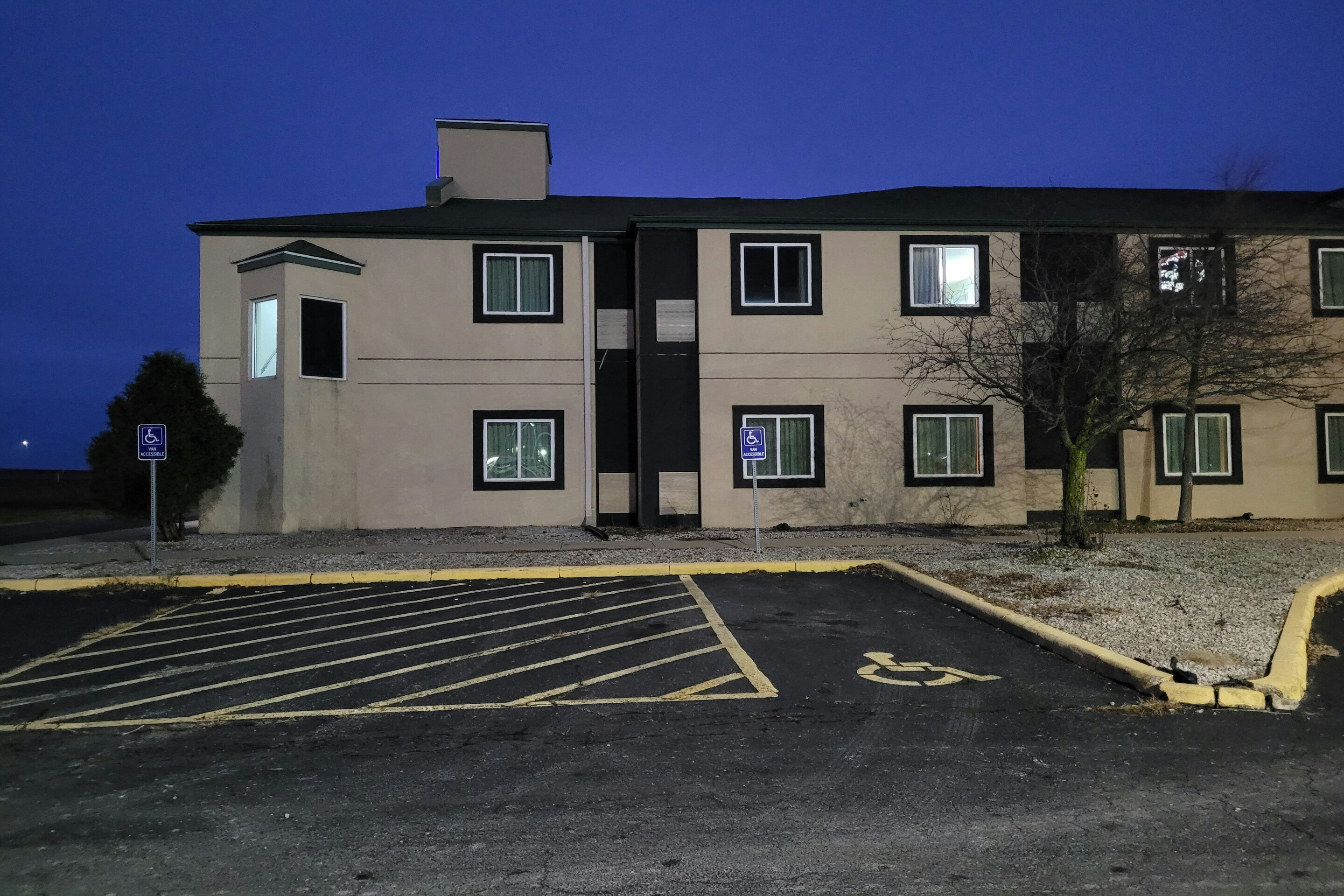 Modern Stay 39 Lakeview By OYO Minonk 38/50