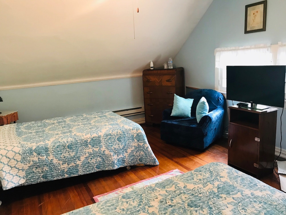 Six Acres Bed Breakfast 13/33