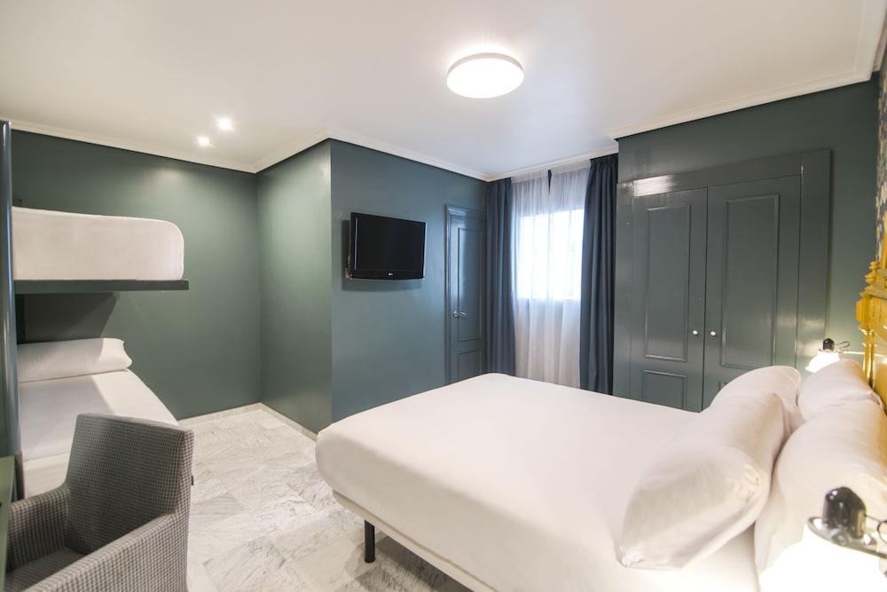 ROOM, QUADRUPLE