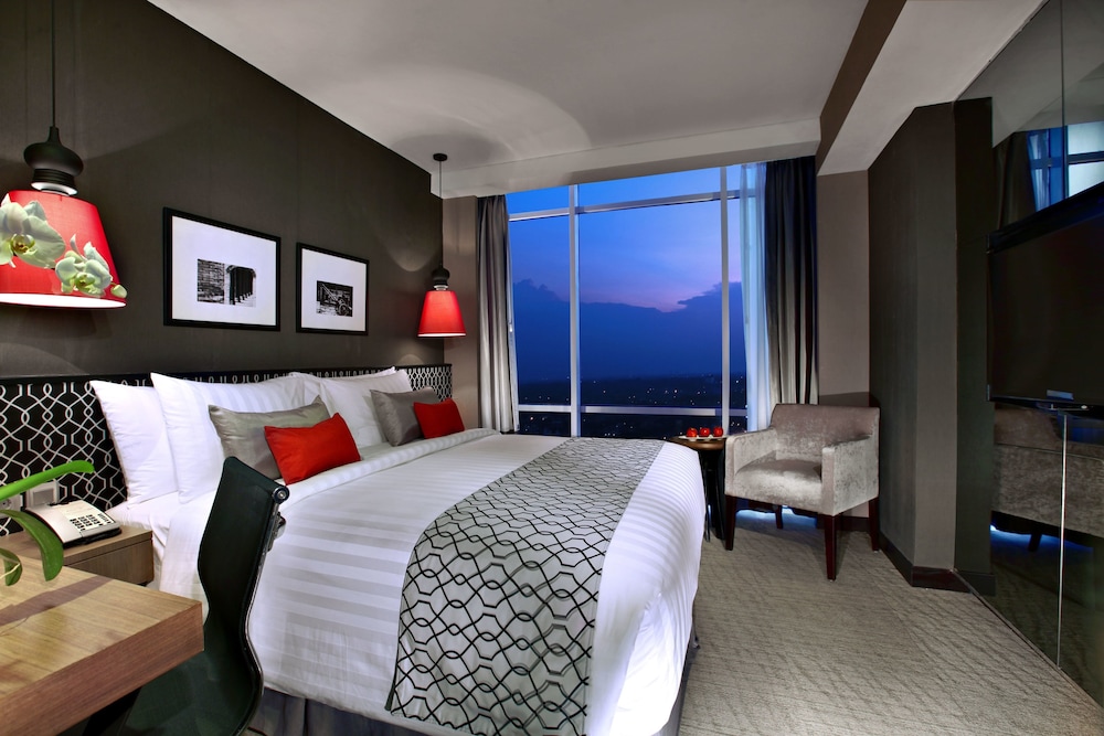 Deluxe, Queen Bed, Aston Priority Simatupang Hotel and Conference Center 4/9