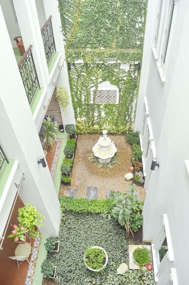 Casa Blanca Boutique Hotel 68/73