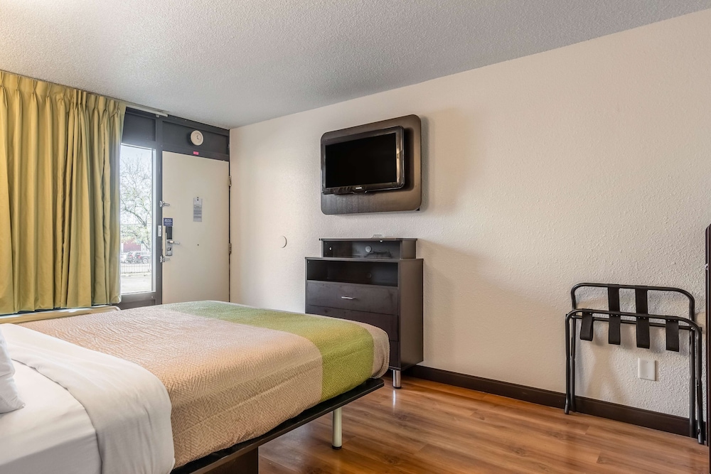 DELUXE, QUEEN BED, KITCHENETTE