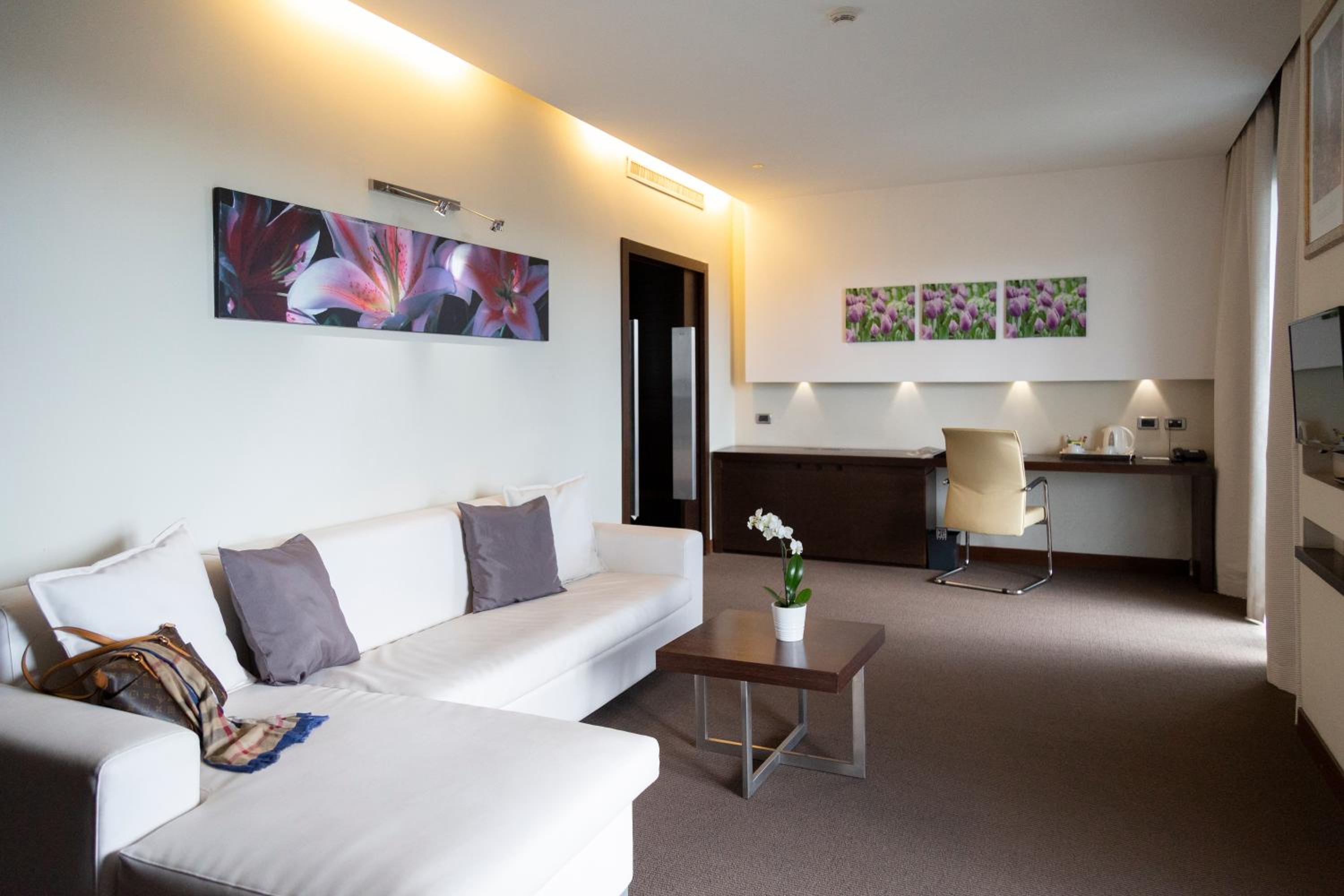 جناح، Hotel Selene 3/10