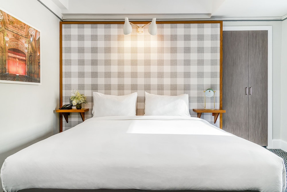 EXECUTIVE, KING BED