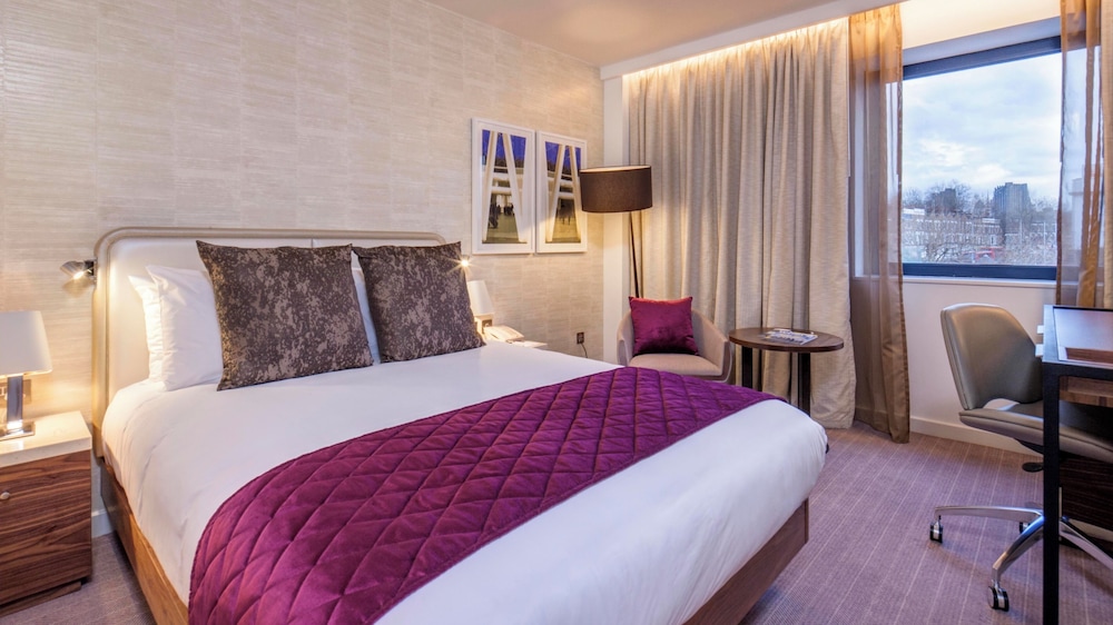 STANDARD, QUEEN BED